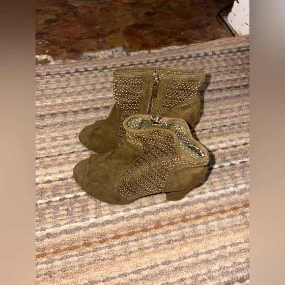 Bamboo • Green Booties - Picture 2 of 2